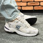 کتونی اسپرت مردانه و زنانه مدل نیوبالانس725  NEW BALANCE رنگ سفید نقره ایی کد 9991
