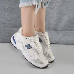 کفش و کتانی زنانه و دخترانه مدل نیوبالانس725  NEW BALANCE رنگ سفید نقره ایی کد 9199