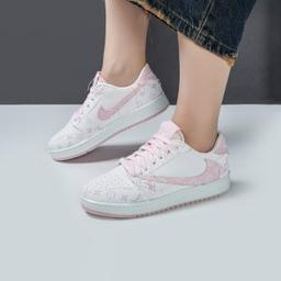 کفش کتانی زنانه و دخترانه مدل نایک ترویس NIKE TRAVIS رنگ سفید صورتی کد M31561