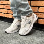 کتونی اسپرت مردانه و زنانه مدل نیوبالانس725  NEW BALANCE رنگ سفید نقره ایی کد 9991 - Image 2