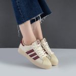 کفش و کتانی زنانه و دخترانه مدل آدیداس ADIDAS رنگ کرم زرشکی کد F108 - Image 2