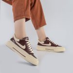 کفش و کتانی زنانه و دخترانه مدل نایک NIKE رنگ کرم زرشکی کد F102 - Image 2